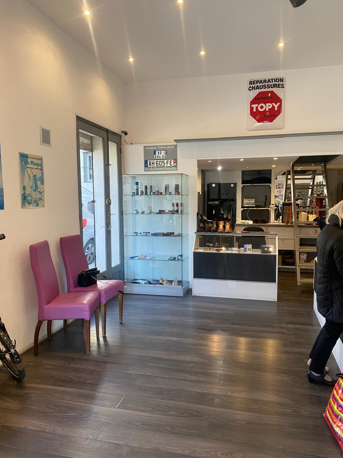 Le local avant sa transformation en salon Maison Mégane, avec l’ancien comptoir et les vitrines.