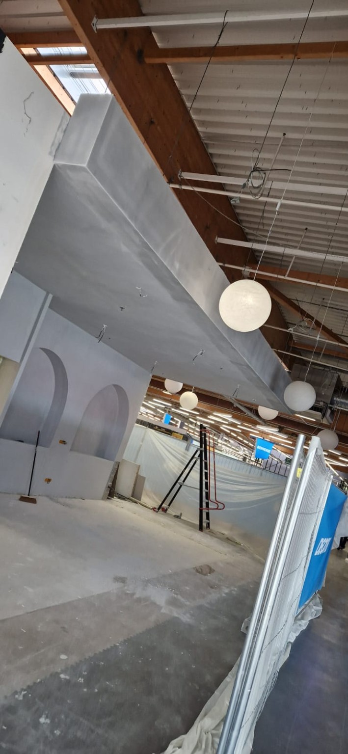 Le plafond suspendu et les alcôves en arche du restaurant Pansy pendant les travaux de plâtrerie.