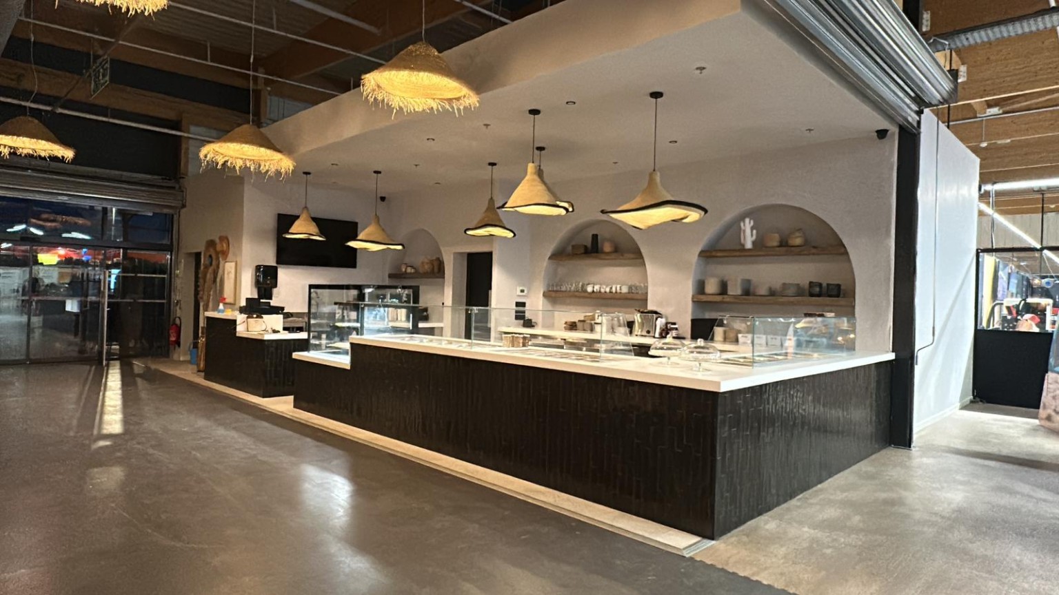 Le comptoir du restaurant Pansy, ses alcôves en arche et son plafond suspendu avec des suspensions.